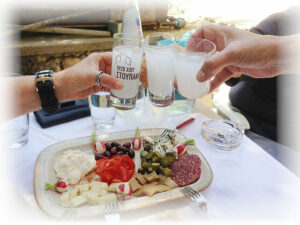 Ouzo 12 0,7l Ouzo kaufen und ihn an einem Tisch mit Meze genießen