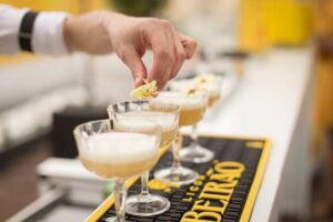 Cocktails werden mit Sambuca Molinari gemischt