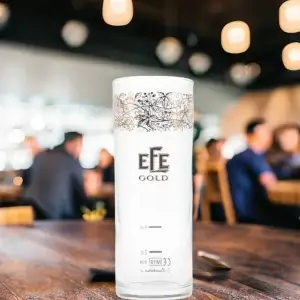 efe-gold-raki-glas-in-a-restaurant