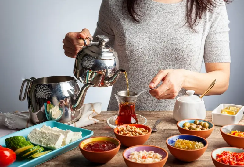 Türkischer Tee aus einer Caydanlik Teekanne