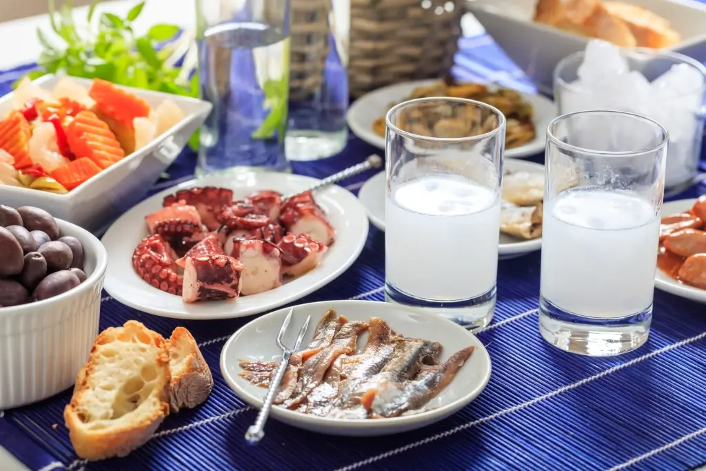 Ouzo mit Vorspeisen geniessen